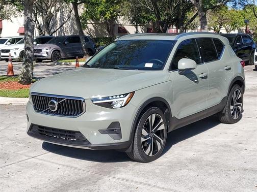 2023 Volvo XC40 B5 Plus Bright Theme