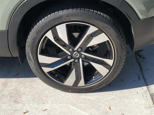 2023 Volvo XC40 B5 Plus Bright Theme