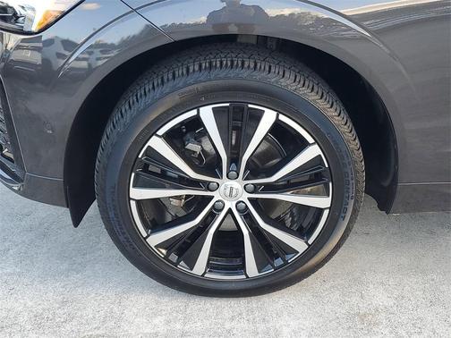 2024 Volvo XC60 B5 Plus Dark Theme