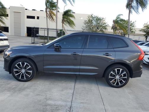2024 Volvo XC60 B5 Plus Dark Theme