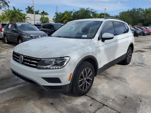 Photo 3 of 33 of 2019 Volkswagen Tiguan 2.0T SE
