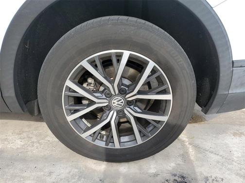 Photo 5 of 33 of 2019 Volkswagen Tiguan 2.0T SE
