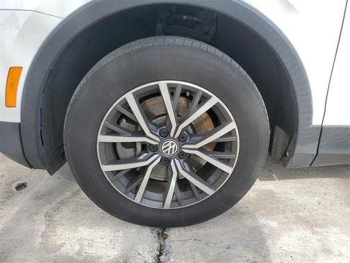 Photo 4 of 33 of 2019 Volkswagen Tiguan 2.0T SE