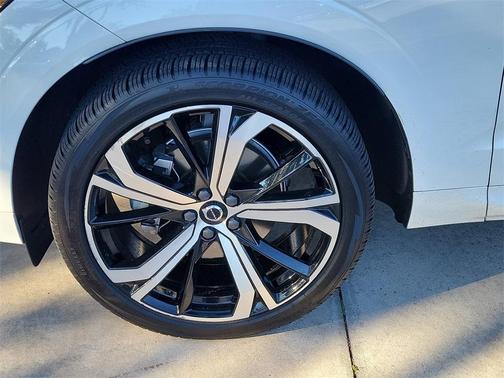 2022 Volvo XC60 B5 R-Design