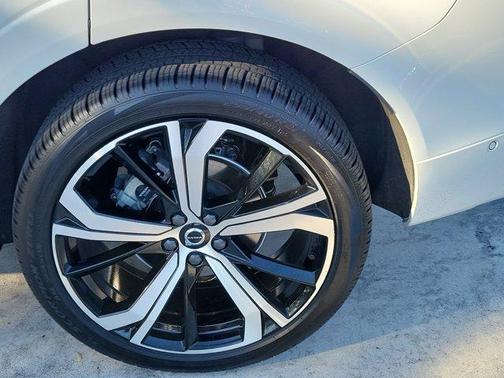 2022 Volvo XC60 B5 R-Design