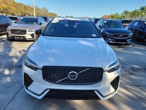 2022 Volvo XC60 B5 R-Design