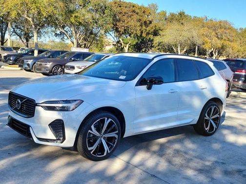 2022 Volvo XC60 B5 R-Design