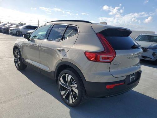 2025 Volvo XC40 B5 Ultra Dark Theme