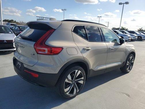 2025 Volvo XC40 B5 Ultra Dark Theme