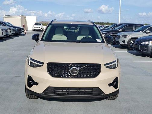 2025 Volvo XC40 B5 Ultra Dark Theme