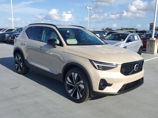 2025 Volvo XC40 B5 Ultra Dark Theme