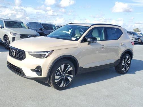 2025 Volvo XC40 B5 Ultra Dark Theme