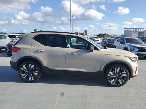 2025 Volvo XC40 B5 Ultra Dark Theme