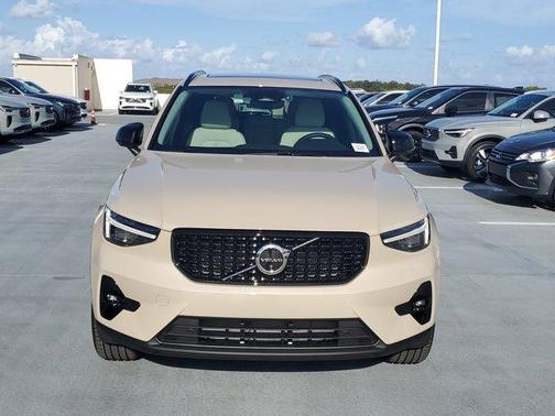 2025 Volvo XC40 B5 Ultra Dark Theme