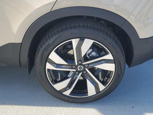 2025 Volvo XC40 B5 Ultra Dark Theme