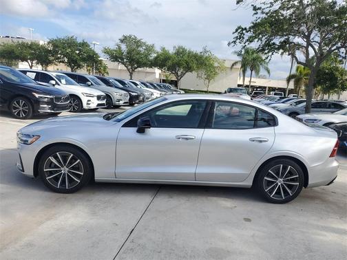 2022 Volvo S60 B5 Momentum