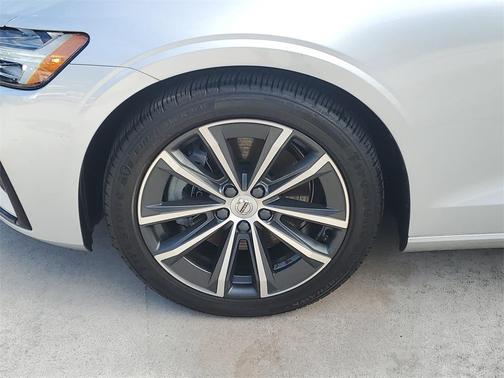 2022 Volvo S60 B5 Momentum