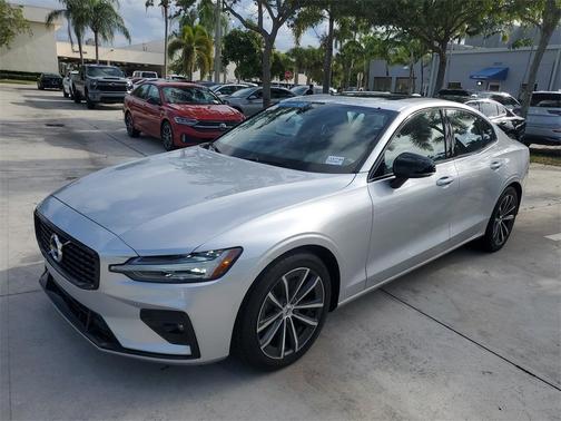 2022 Volvo S60 B5 Momentum