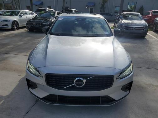 2022 Volvo S60 B5 Momentum