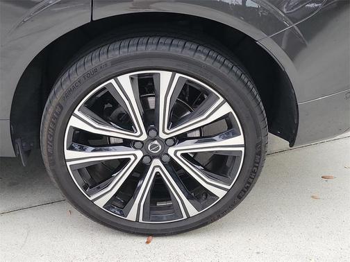 2023 Volvo XC60 B5 Ultimate Bright Theme