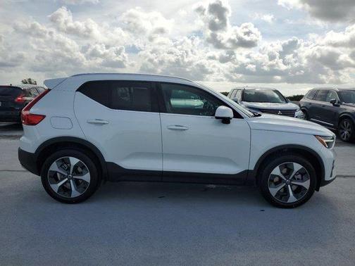 2025 Volvo XC40 B5 Core Bright Theme