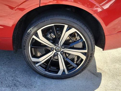 2022 Volvo XC60 B5 R-Design