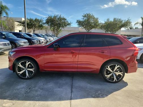 2022 Volvo XC60 B5 R-Design