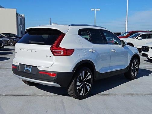 2025 Volvo XC40 B5 Ultra Bright Theme