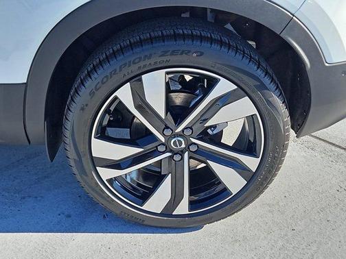 2025 Volvo XC40 B5 Ultra Bright Theme