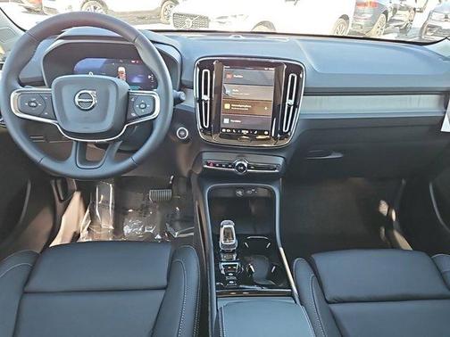 2025 Volvo XC40 B5 Ultra Bright Theme