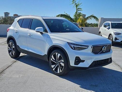 2025 Volvo XC40 B5 Ultra Bright Theme