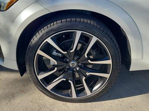 2025 Volvo XC60 B5 Ultra