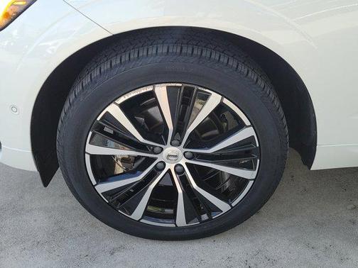 2023 Volvo XC60 B5 Plus Dark Theme