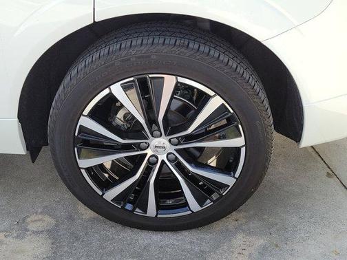 2023 Volvo XC60 B5 Plus Dark Theme