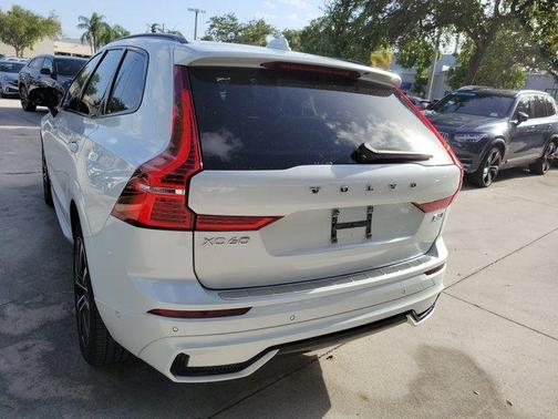 2023 Volvo XC60 B5 Plus Dark Theme