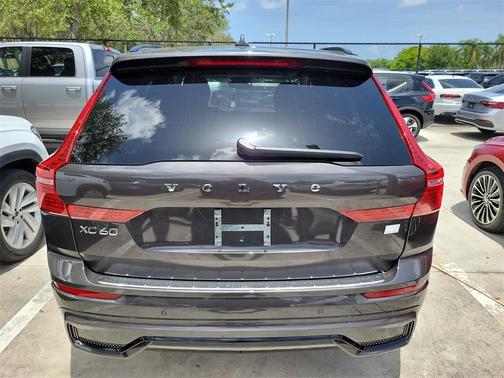2024 Volvo XC60 Recharge Plug-In Hybrid T8 Ultimate Dark Theme