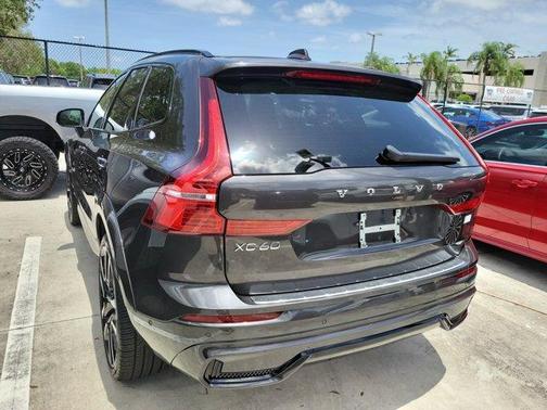 2024 Volvo XC60 Recharge Plug-In Hybrid T8 Ultimate Dark Theme