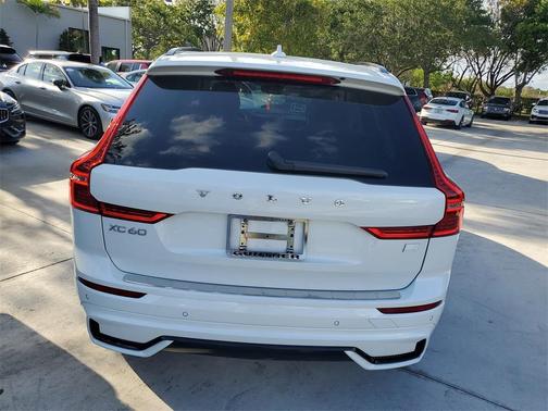 2024 Volvo XC60 Recharge Plug-In Hybrid T8 Plus Dark Theme