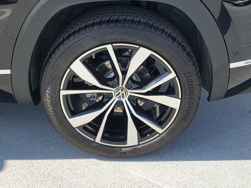Deep Black Pearl Effect 2026 Volkswagen Atlas Cross Sport 2.0T SEL Premium R-Line