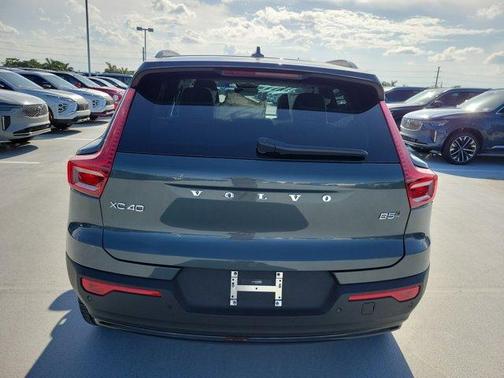 2026 Volvo XC40 PLUS