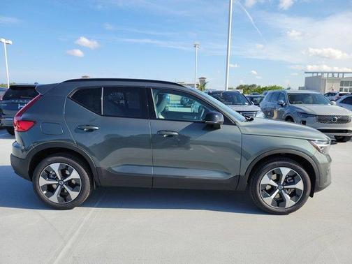 2026 Volvo XC40 PLUS