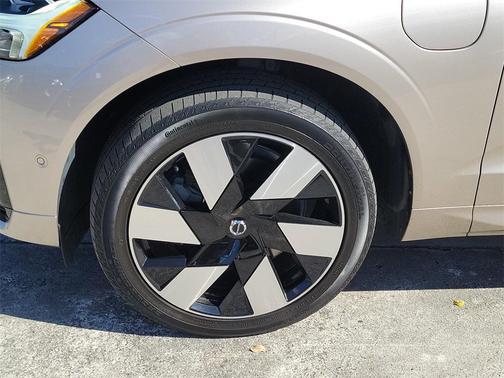 2023 Volvo XC60 Recharge Plug-In Hybrid T8 Plus Dark Theme