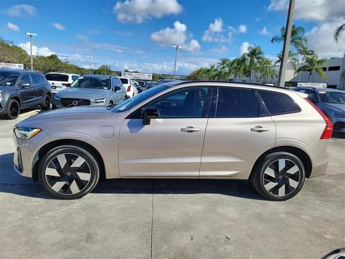 2023 Volvo XC60 Recharge Plug-In Hybrid T8 Plus Dark Theme