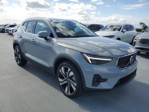 2025 Volvo XC40 B5 Ultra Bright Theme