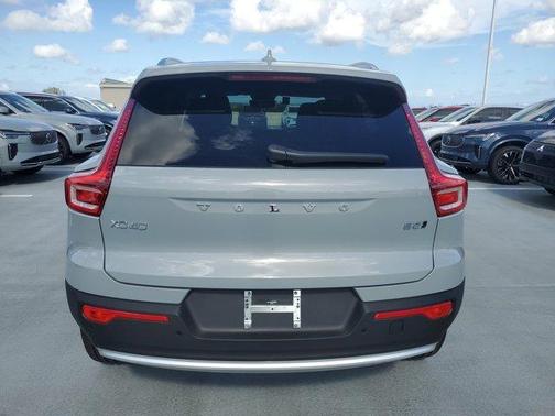 2025 Volvo XC40 B5 Ultra Bright Theme
