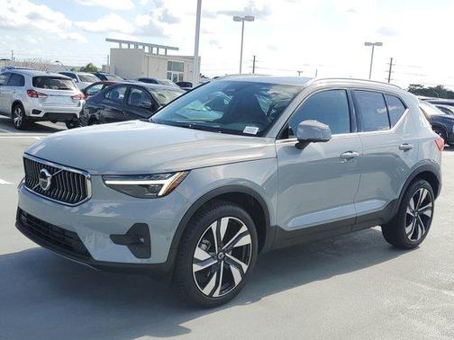 2025 Volvo XC40 B5 Ultra Bright Theme