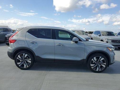 2025 Volvo XC40 B5 Ultra Bright Theme