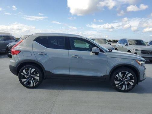 2025 Volvo XC40 B5 Ultra Bright Theme