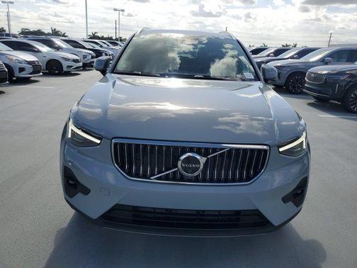 2025 Volvo XC40 B5 Ultra Bright Theme