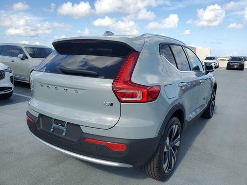 2025 Volvo XC40 B5 Ultra Bright Theme